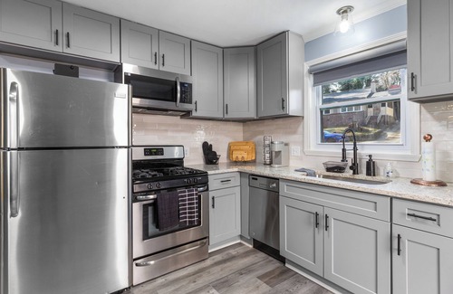 East Point Apartment | Tranquility Creek~Stylish 2BR~7 Mins ATL Airport - Dedicated Workspace