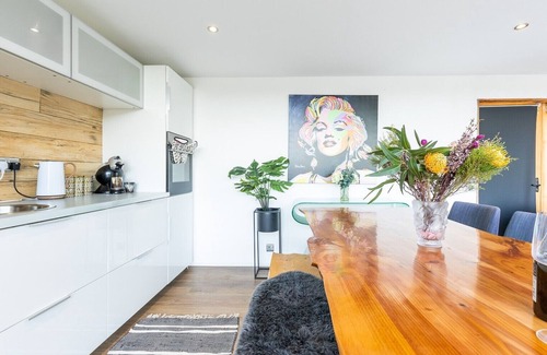Cardigan Apartment | Tranquility for 2 on the banks of the River Teifi.