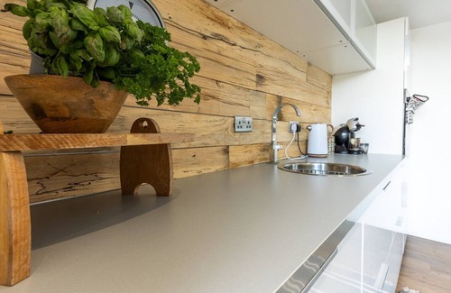 Cardigan Apartment | Tranquility for 2 on the banks of the River Teifi.