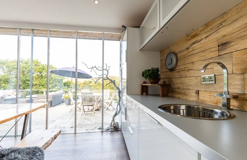 Cardigan Apartment | Tranquility for 2 on the banks of the River Teifi.