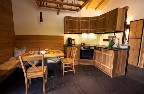 Schwob House | "traudl Alm" für 4-6 Personen, 2 Separate Schlafzimmer, Terrasse mit Bergblick, Whirlpool, Infrarotliegen