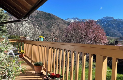 Aschau im Chiemgau Apartment | Traumhafter Bergblick: Zwei Balkone auf Zwei Etagen. Biken & Wandern ab Haus