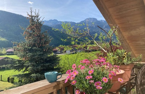 Aschau im Chiemgau Apartment | Traumhafter Bergblick: Zwei Balkone auf Zwei Etagen. Biken & Wandern ab Haus