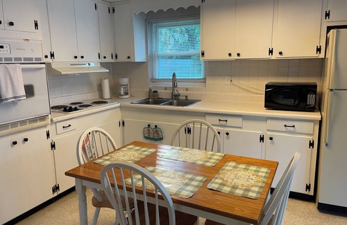 Homosassa House | Travel and discover central Florida Springs while staying in our modest home.