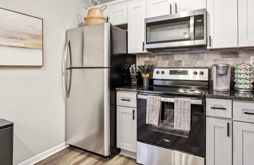 Hampton Apartment | Travel in Style: Stay in this Luxurious 1/1 Apt