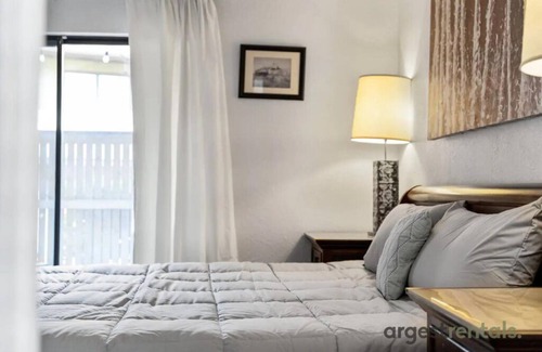 North Arlington Condo | Travel Nurse Heaven! WasherDryer |Pool| Sauna/Gym