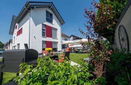 Bensheim Apartment | Travel with hotel level for 1 (-2) persons from 2 nights. Internet & parking free!