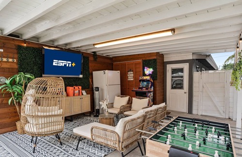 Oak Park House | Traveler's Dream Retreat: Cozy home w/Private Pool