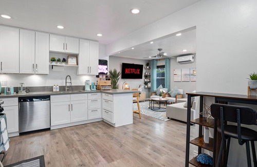 Oak Park House | Traveler's Dream Retreat: Cozy home w/Private Pool