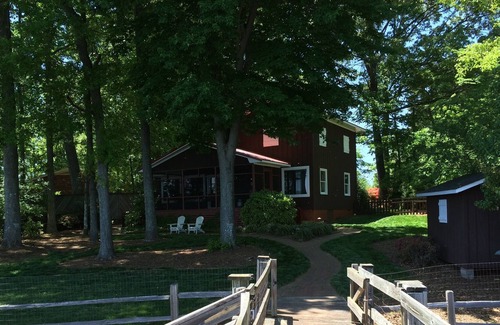 Mayhew Cottage | Traveller's Retreat - Nice privacy with FANTASTIC views!