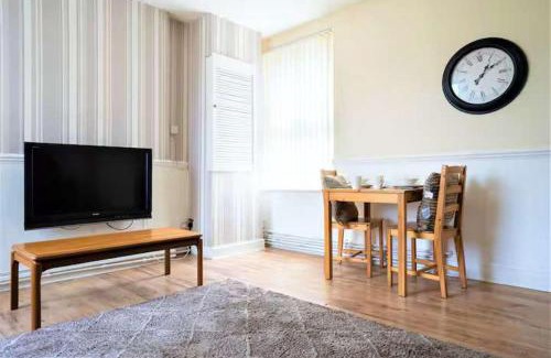 Liverpool Apartment | Travellers Economic Retreat in Orrell Park