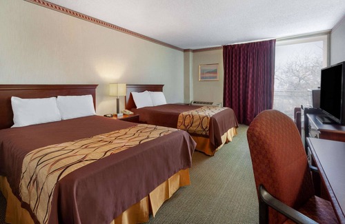 Brook Park Hotel | Travelodge by Wyndham Cleveland Airport