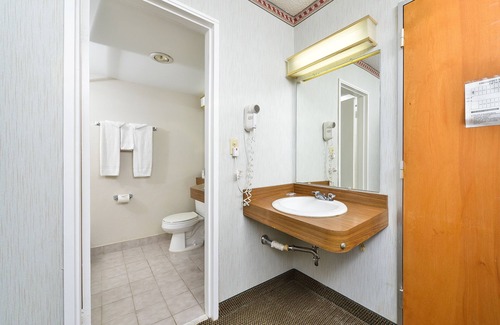 Brook Park Hotel | Travelodge by Wyndham Cleveland Airport