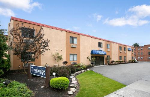 Lakewood Hotel | Travelodge by Wyndham Cleveland Lakewood
