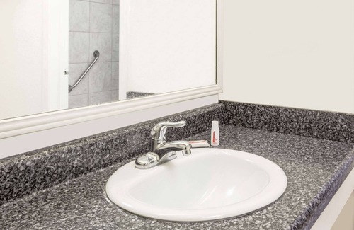 Shreveport Hotel | Travelodge by Wyndham Shreveport LA