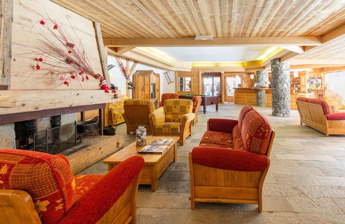 Saint-Chaffrey Apartment | travelski home premium Résidence Le Hameau du Rocher Blanc 4 stars