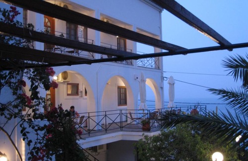 Poros Apartment | Travlos Studios