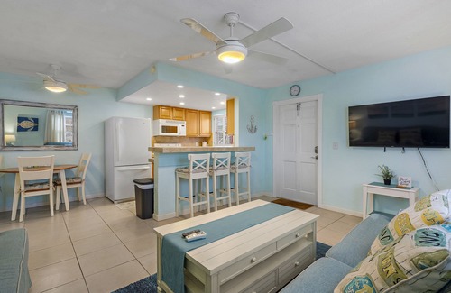 Treasure Island Condo | Treas Is St Pete Short Long Term 2 Blks Beach Heated Pool King Bed Boat Slip 1