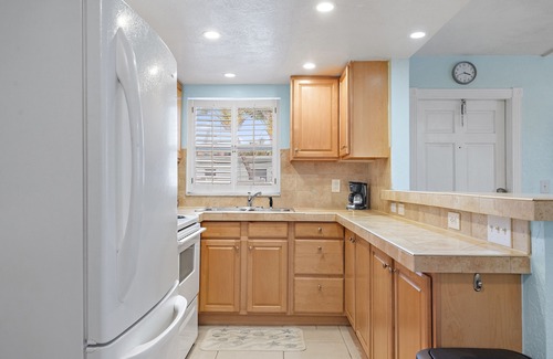 Treasure Island Condo | Treas Is St Pete Short Long Term 2 Blks Beach Heated Pool King Bed Boat Slip 1