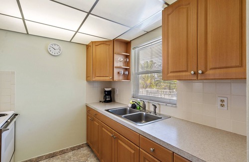 Treasure Island Condo | Treas Is St Pete Short Long Term 2 Blks Beach Heated Pool King Bed Boat Slip 9