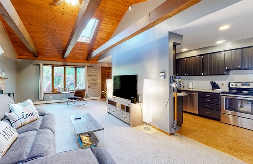 Damariscotta House | Tree-lined home with screened porch & perfect Midcoast location