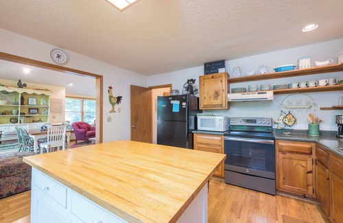 Black Mountain House | Tree Top Too | Montreat Home with Grill, Hot Tub & Partial Mountain Views!