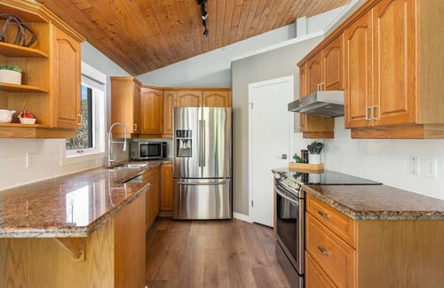 East Kootenay Ski Chalet | Tree Tops Chalet - Private Hot Tub & Massage Chair
