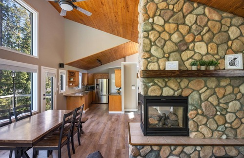 East Kootenay Ski Chalet | Tree Tops Chalet - Private Hot Tub & Massage Chair