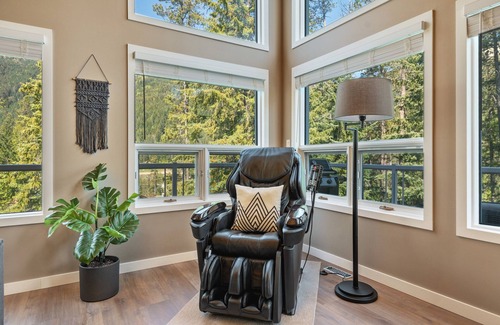 East Kootenay Ski Chalet | Tree Tops Chalet - Private Hot Tub & Massage Chair