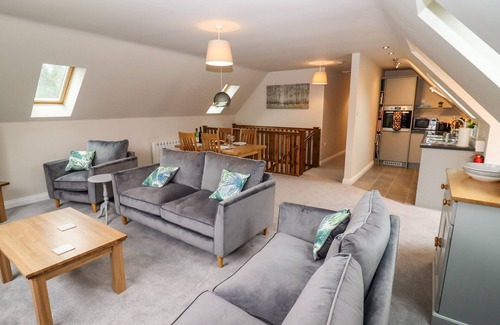 Stonesfield Cottage | TREE TOPS, family friendly, with hot tub in East End