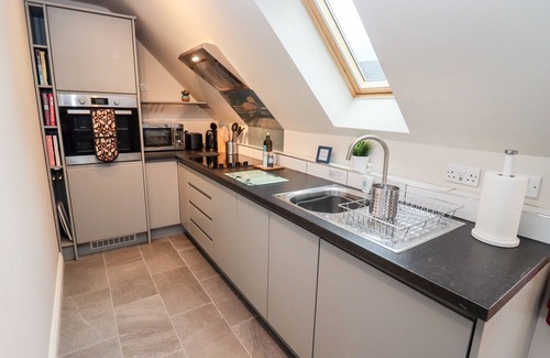 Stonesfield Cottage | TREE TOPS, family friendly, with hot tub in East End