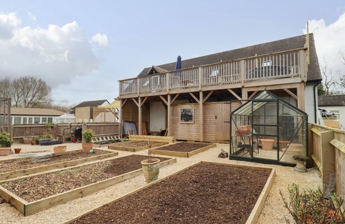 Stonesfield Cottage | TREE TOPS, family friendly, with hot tub in East End
