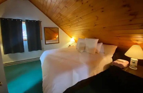 Wevertown House | Tree Tops. Sleeps 12. 20 minutes to Lake George. 5 minutes to Gore Mountain!