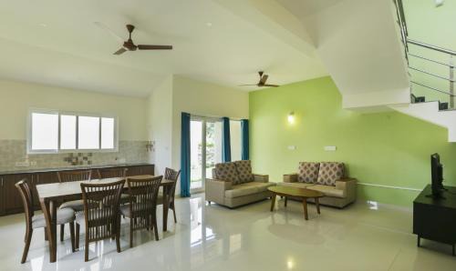 Yelagiri Hotel | Treebo Laa Gardenia Resort, Nilavoor Lake