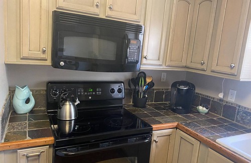 Edisto Island House | Treehouse Cottage - 3 Minute Beach Walk! ~ 3BR/2BA - Privacy Among Historic Oaks