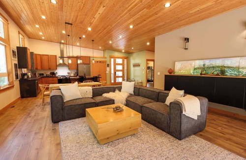 Mazama Cabin | Treehouse - modern cabin near Mazama