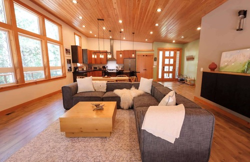 Mazama Cabin | Treehouse - modern cabin near Mazama