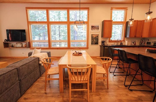 Mazama Cabin | Treehouse - modern cabin near Mazama