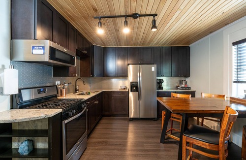 Gainesville Apartment | Treehouse Suite: Walk DNTN | Lux Apt | Pet Welcome