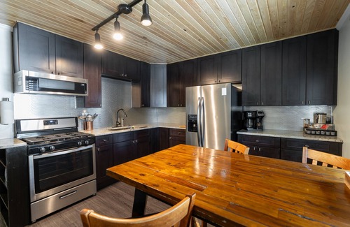 Gainesville Apartment | Treehouse Suite: Walk DNTN | Lux Apt | Pet Welcome