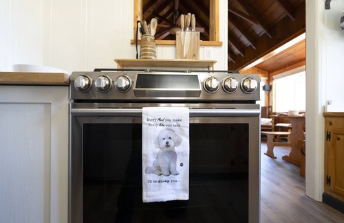 Brockway House | Treehouse Tahoe Cabin | Cozy 1-Bed Retreat with Hot Tub, Fireplace & Pet-Friendl