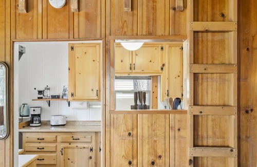 Brockway House | Treehouse Tahoe Cabin | Cozy 1-Bed Retreat with Hot Tub, Fireplace & Pet-Friendl