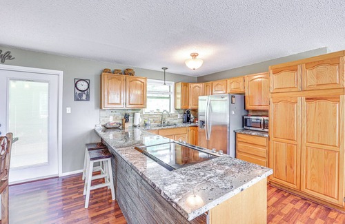 Higden House | Treetop Hideaway w/Lake Views + Fire Pit!