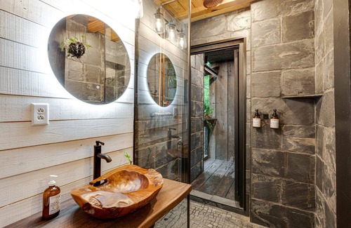 Chattanooga Cabin | Treetop Hideaways: The Wood Lily Treehouse