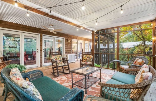 Black Mountain House | Treetop Montreat Cabin w/Creek-20 min to Asheville