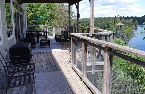 Seguin Cottage | Treetop Tranquility on Silver Lake