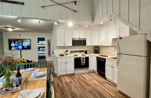 Central Vermont- Killington Condo | TreeTops- AC, Pool, Tennis, Close to Resort/Biking