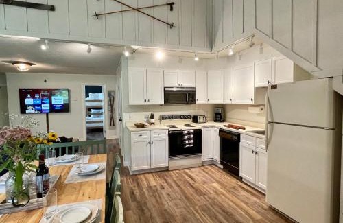 Central Vermont- Killington House | TreeTops - AC, Pool, Tennis, Close to Resort Biking