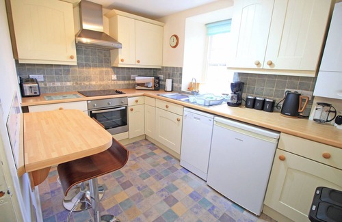 Borth-y-Gest Cottage | TREETOPS FLAT, pet friendly, with a garden in Porthmadog