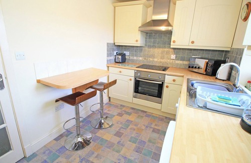 Borth-y-Gest Cottage | TREETOPS FLAT, pet friendly, with a garden in Porthmadog